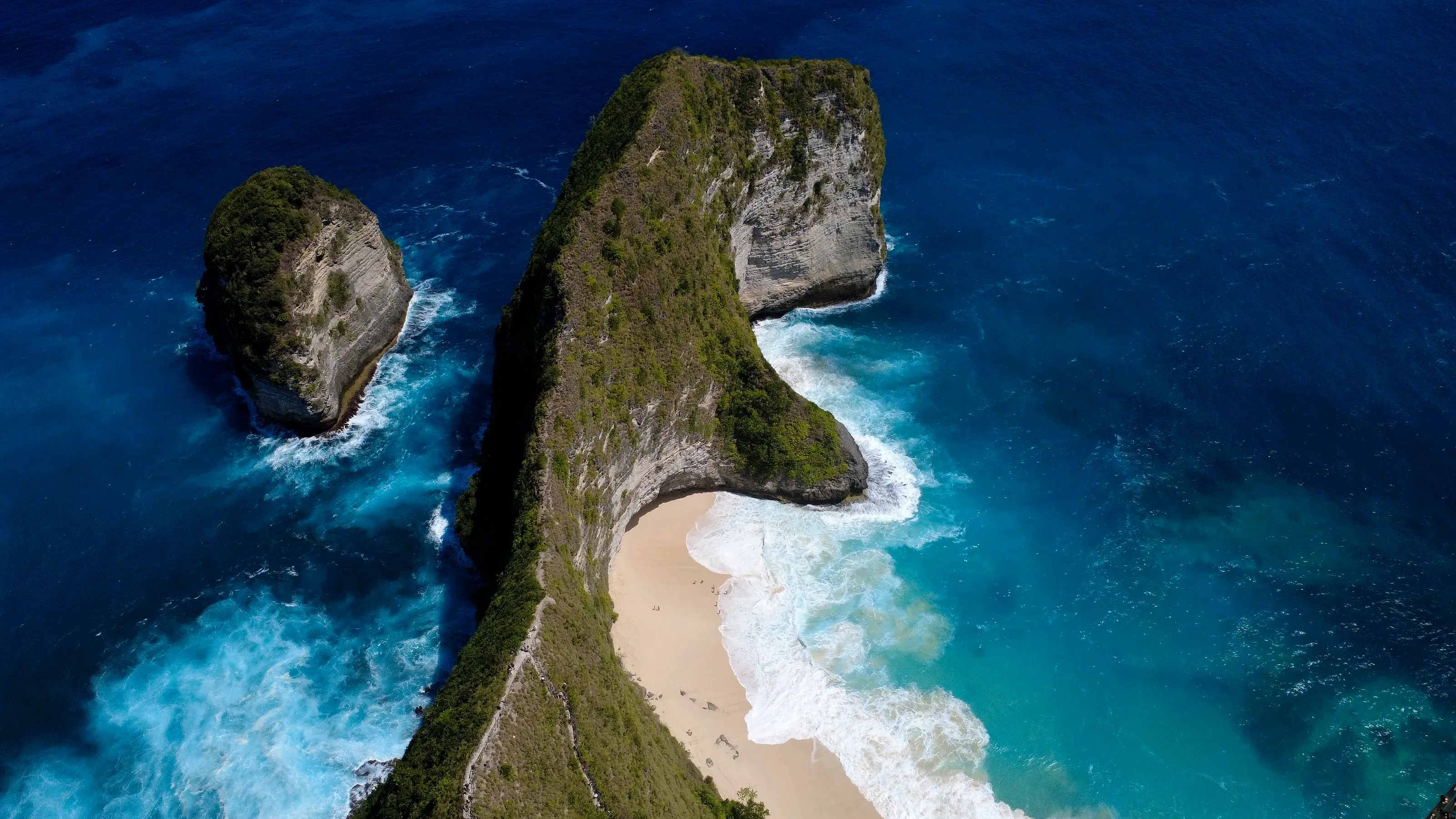 El acantilado de Kelingking, en Nusa Penida, con la playa al fondo de la bajada.