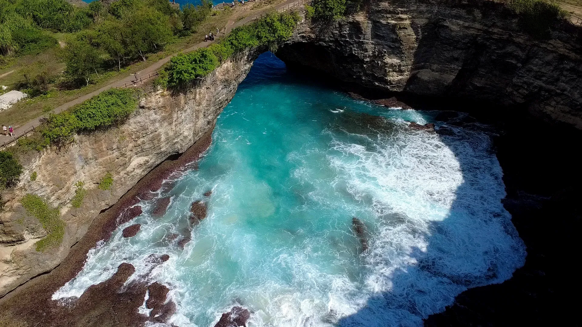 Broken Beach, en Nusa Penida: una cala redonda cerrada por un arco de roca por el que entra el mar.