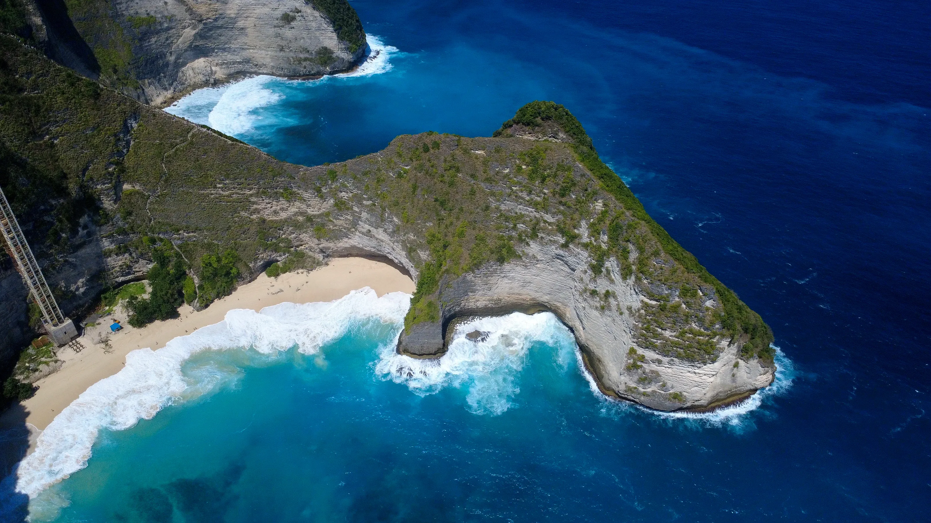 El acantilado de Kelingking, en Nusa Penida, con la playa al fondo de la bajada.