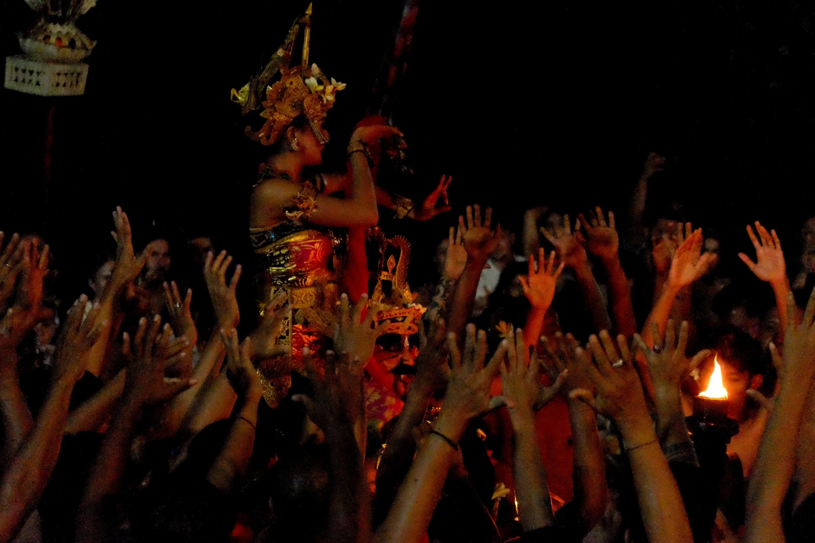 La danza Kecak en Uluwatu: el coro de manos alrededor del fuego, ya de noche.