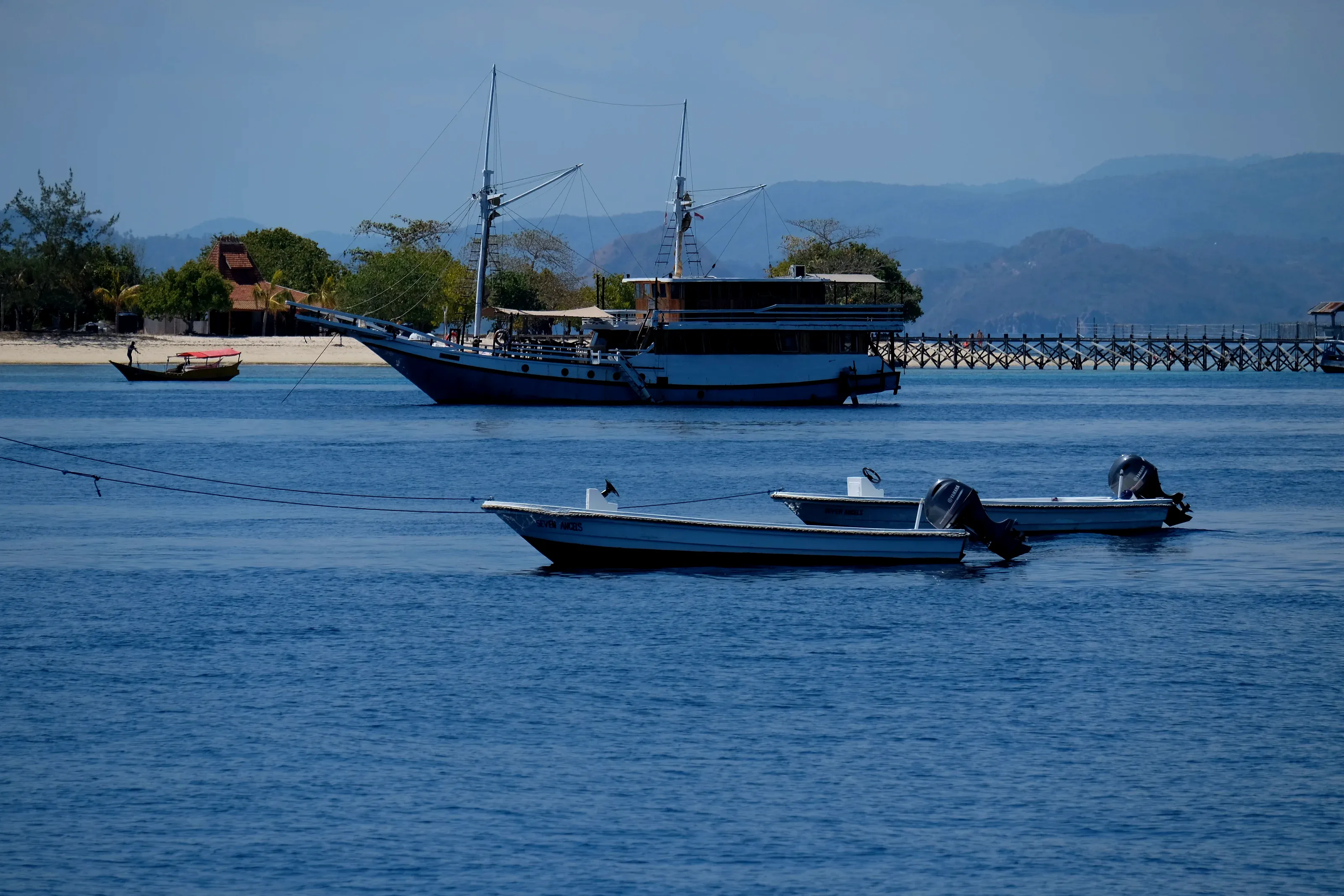 Un phinisi fondeado frente a la costa: se duerme a bordo las dos noches.