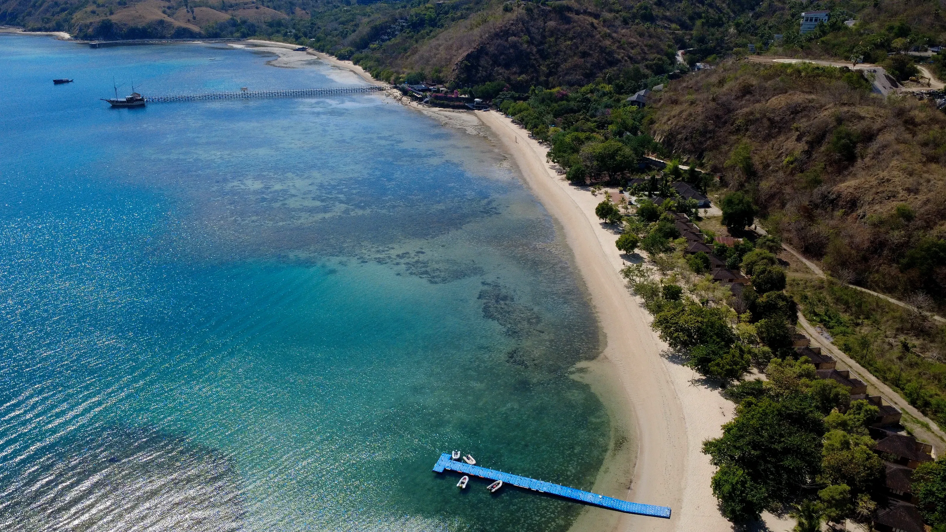 Sylvia Beach, en Labuan Bajo, con el arrecife empezando en la propia orilla.