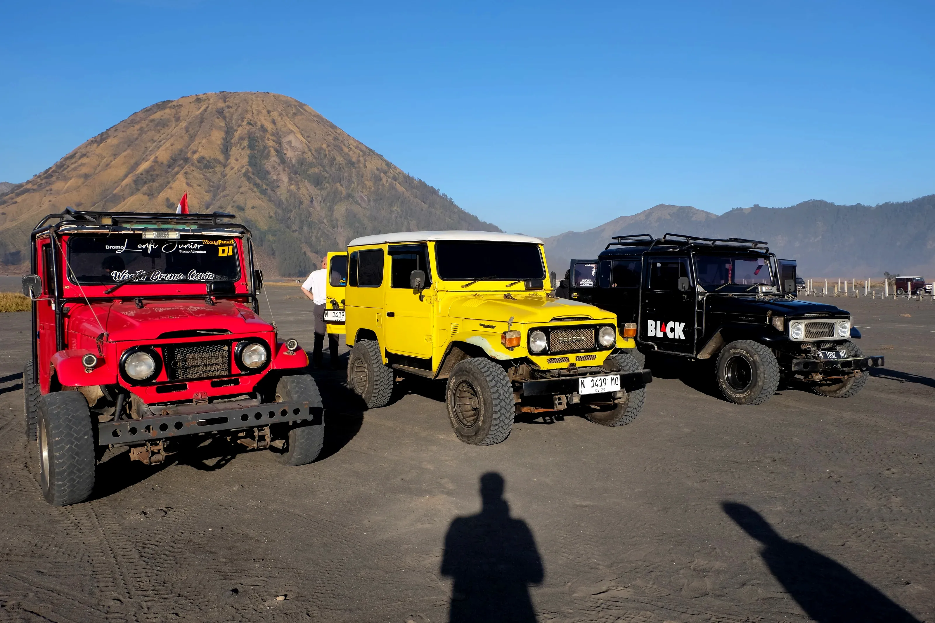 Jeeps esperando en el mar de arena del Bromo: es el transporte de toda la caldera.