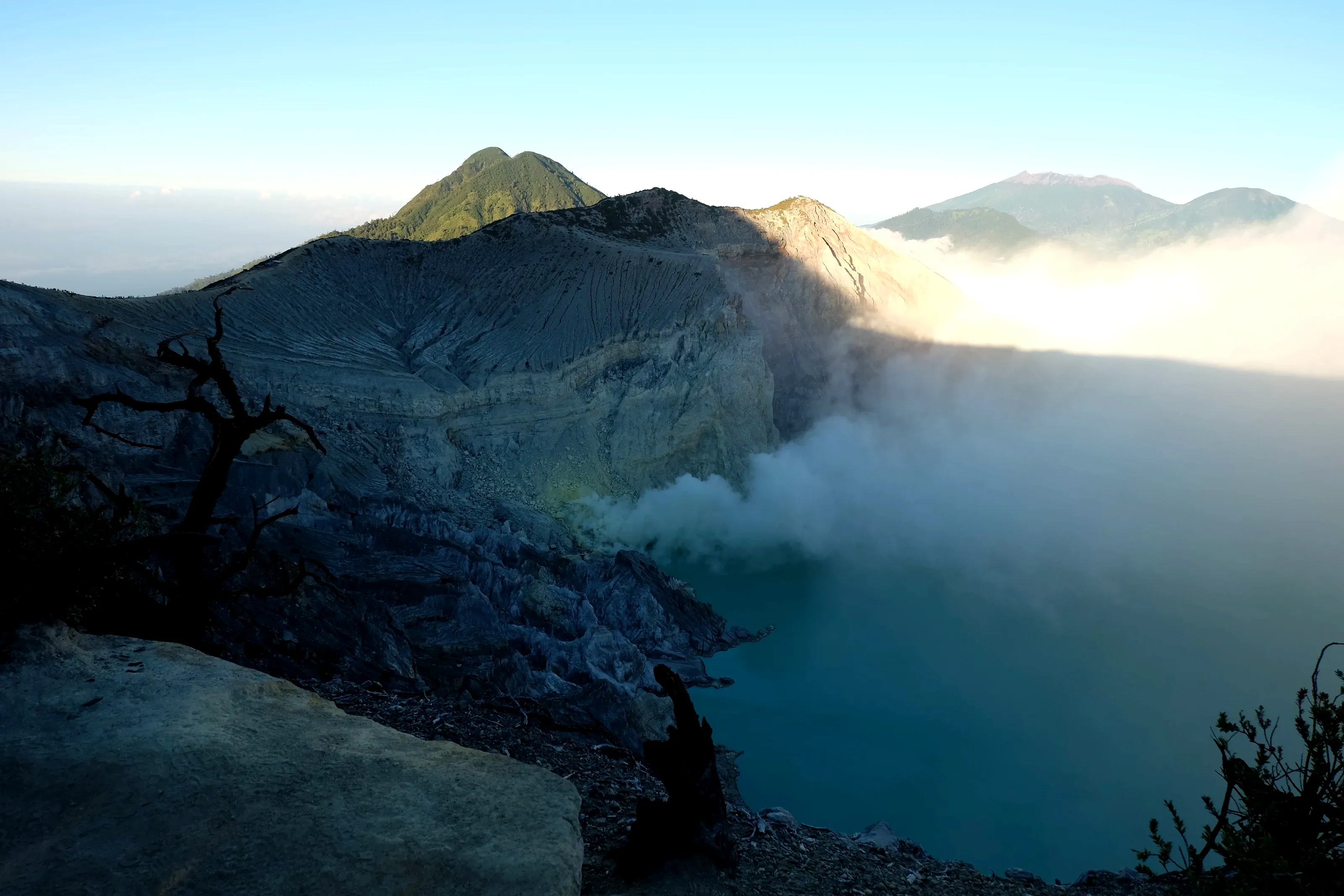 El lago ácido del Ijen, turquesa, visto desde el borde del cráter.