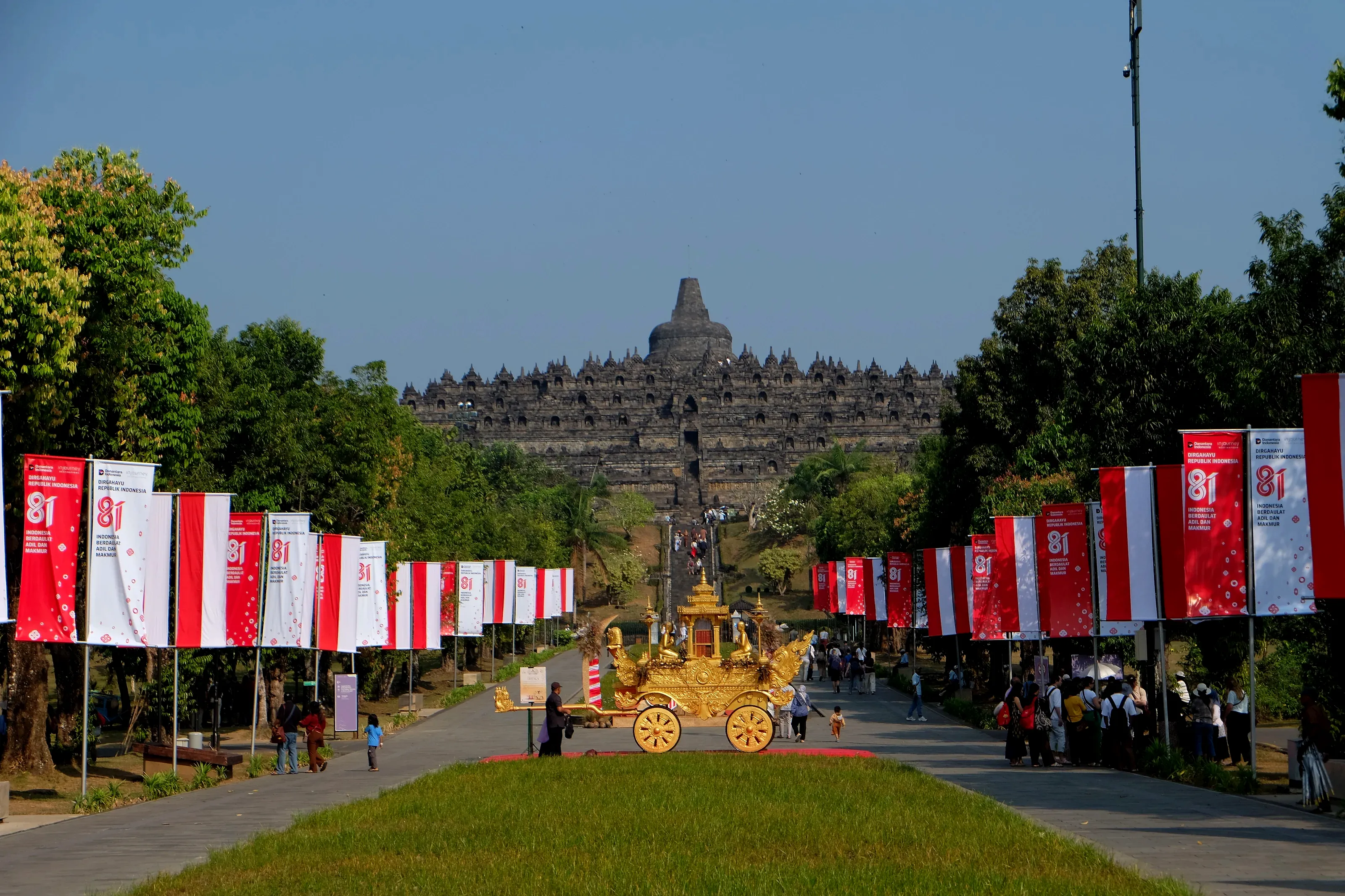 La avenida de acceso a Borobudur, engalanada de banderas rojiblancas por el aniversario de la independencia.