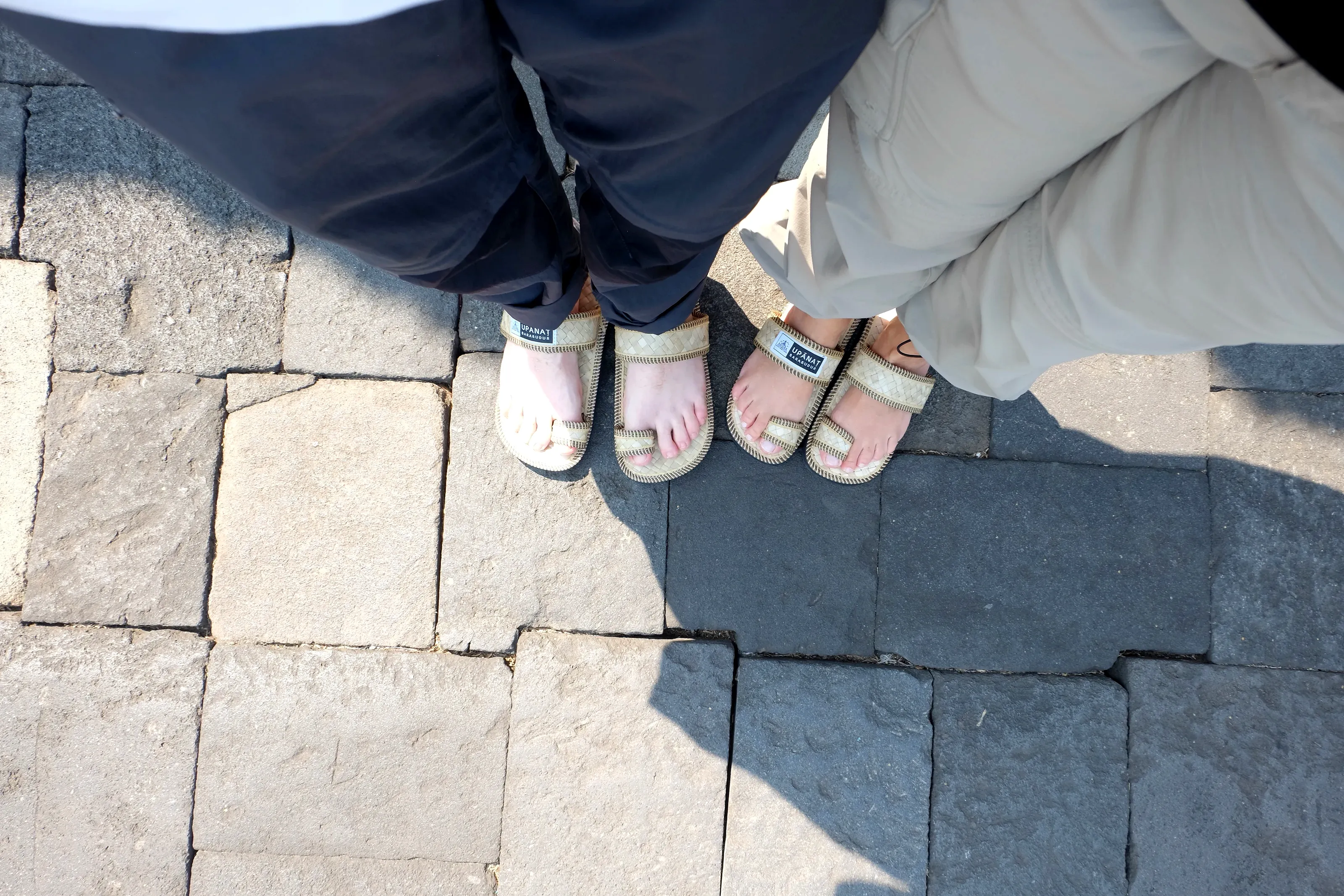 Las sandalias de fibra tejida que dan en la puerta de Borobudur, ya puestas sobre la piedra del templo.